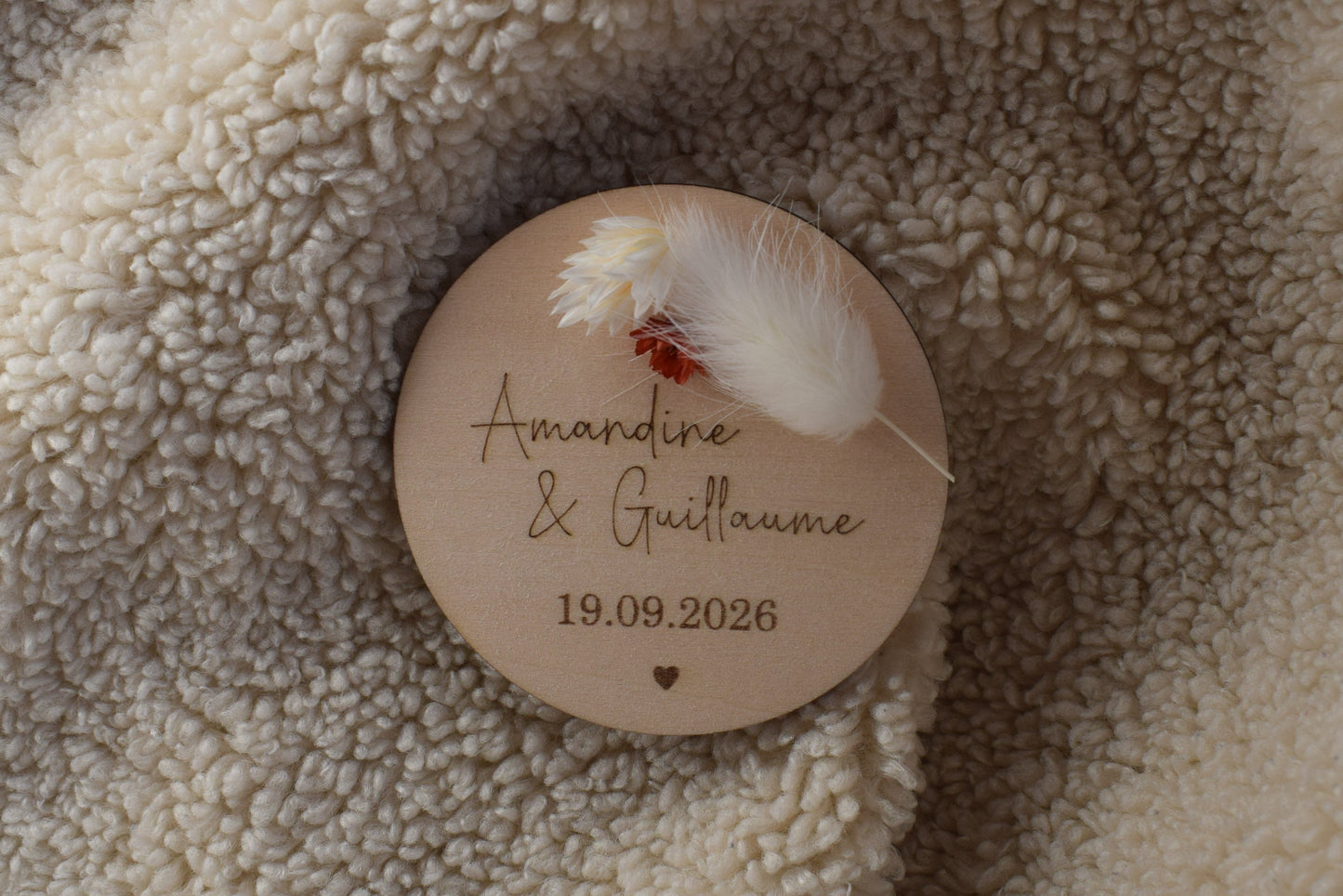 Magnet rond mariage en bois – personnalisé fleurs séchées + coeur
