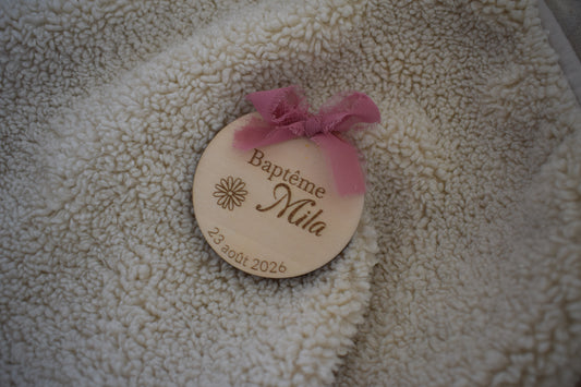 Magnet rond baptême en bois – personnalisé marguerite