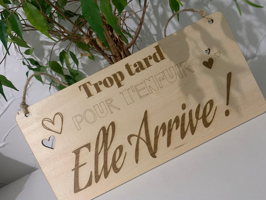 Pancarte de mariage en bois gravée – "Trop tard pour t’enfuir, elle arrive"