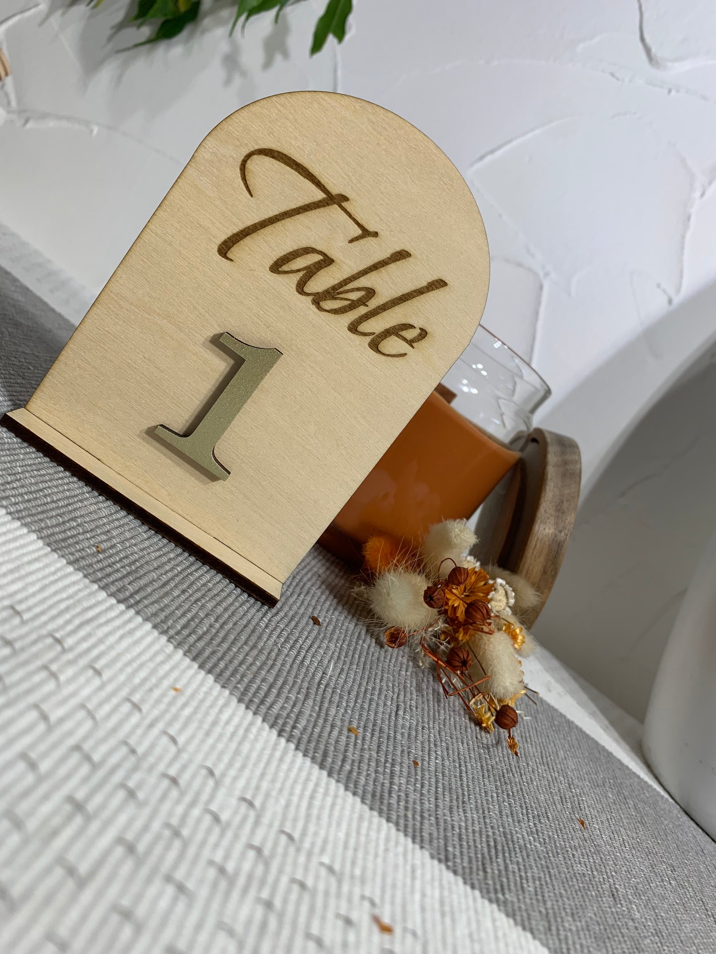 Numéros, Noms de table mariage en bois gravé – Chiffres en couleur personnalisés