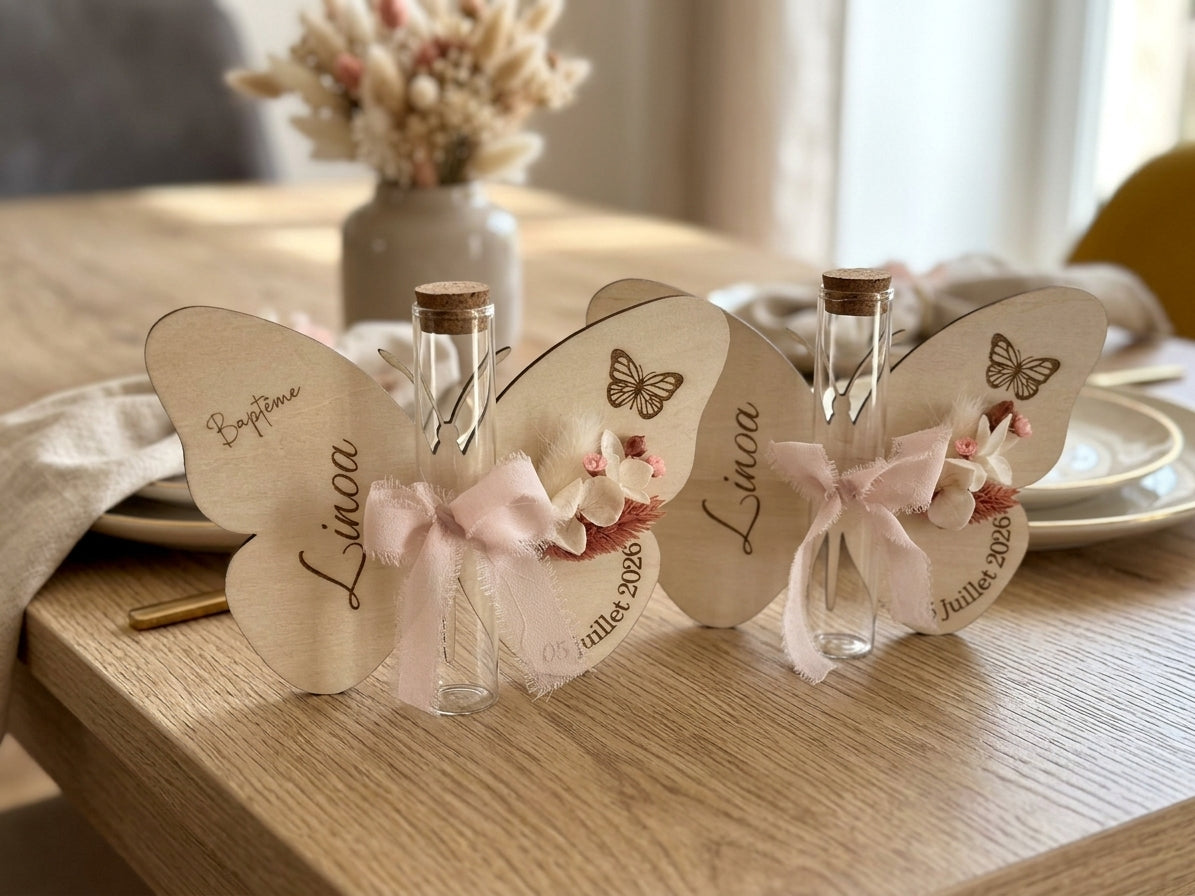 Support de baptême en bois avec fiole et fleurs séchées - personnalisé papillon