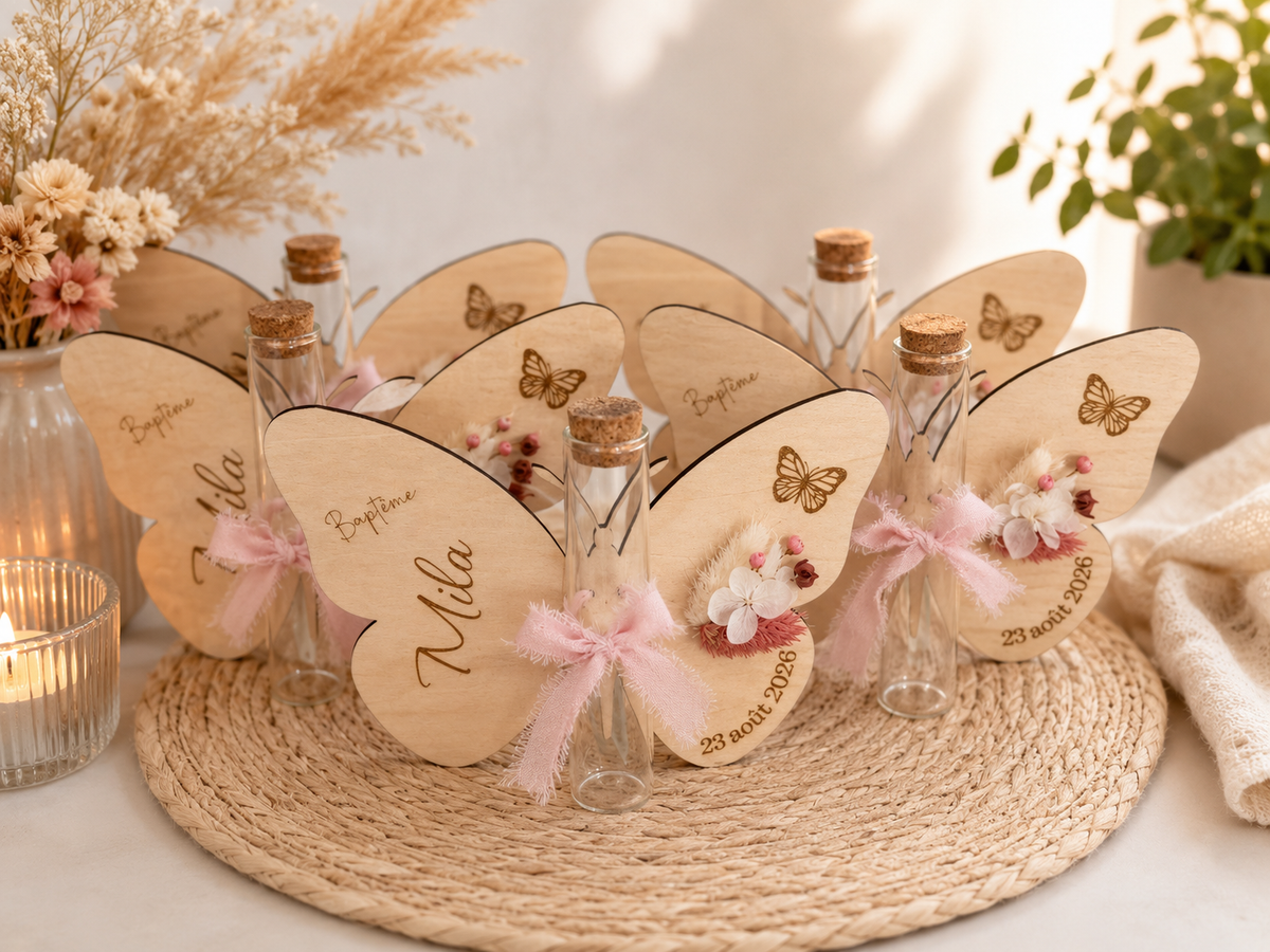 Support de baptême en bois avec fiole et fleurs séchées - personnalisé papillon