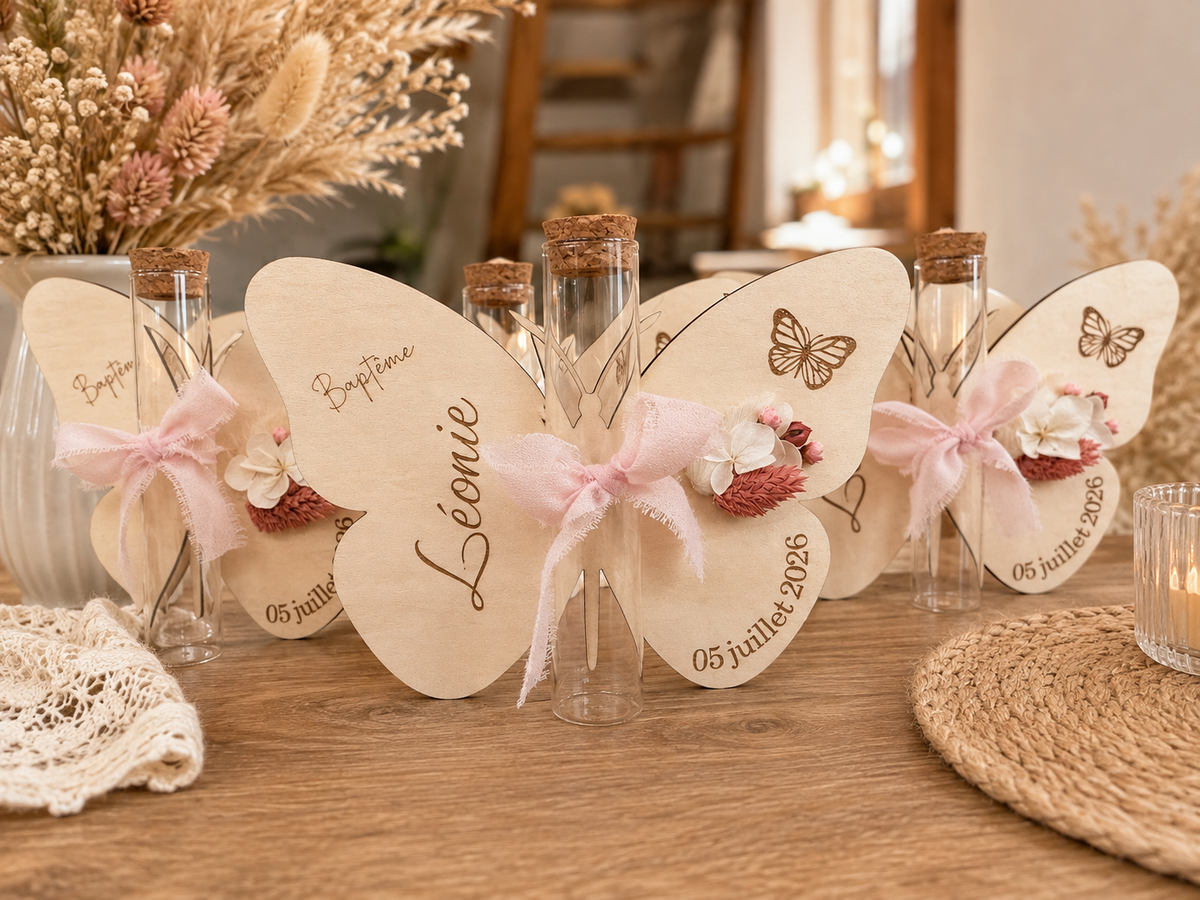 Support de baptême en bois avec fiole et fleurs séchées - personnalisé papillon