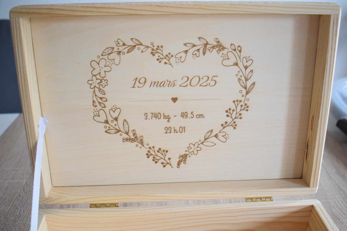 Boite a souvenir en bois gravé coeur floral