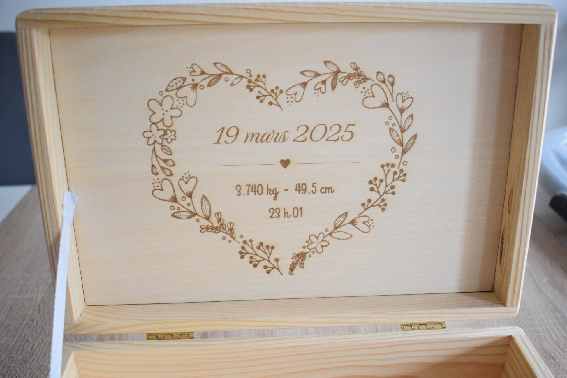 Boite a souvenir en bois gravé coeur floral