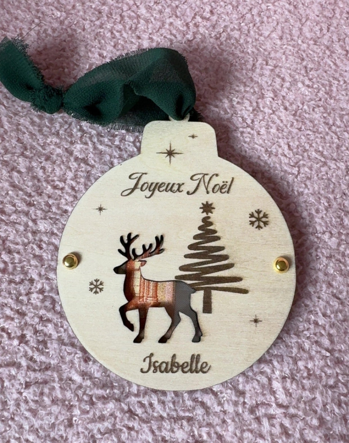 Boule de Noël en bois personnalisée « Joyeux Noël  »+ prenom  avec renne découpé laissant voir un billet, sapin gravé et ruban vert