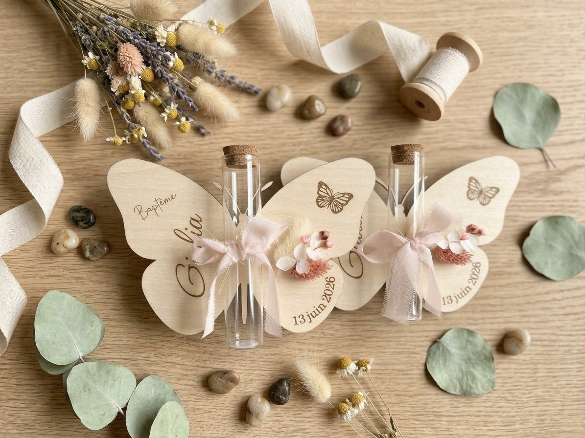 Support de baptême en bois avec fiole et fleurs séchées - personnalisé papillon