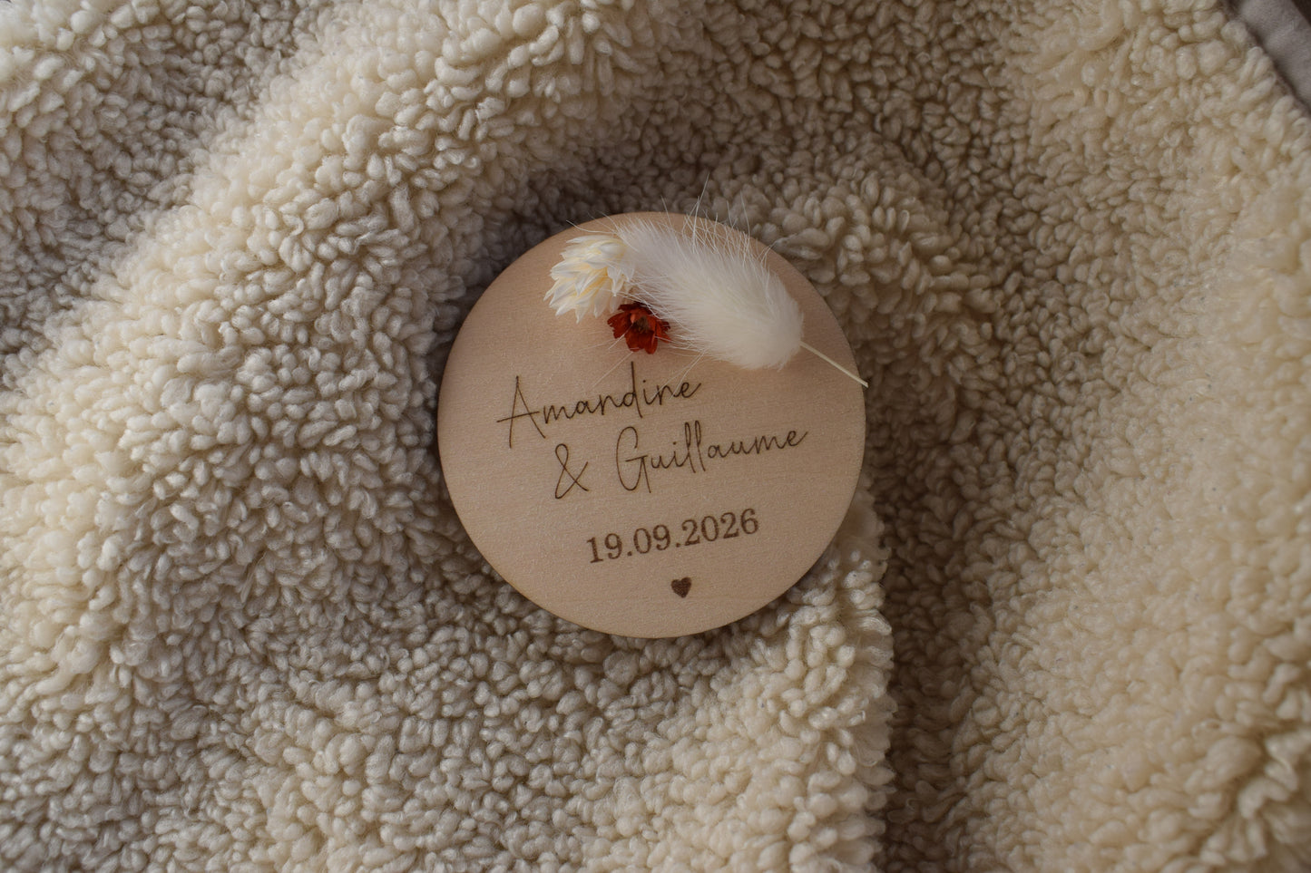 Magnet rond mariage en bois – personnalisé fleurs séchées + coeur