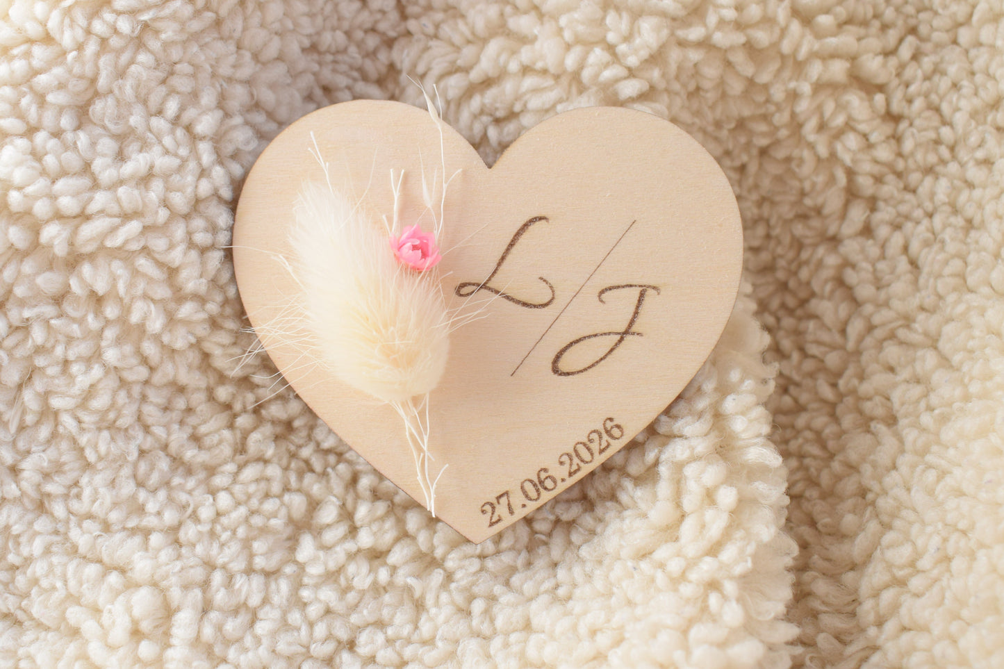 Magnet forme de cœur mariage en bois – personnalisé fleurs séchées