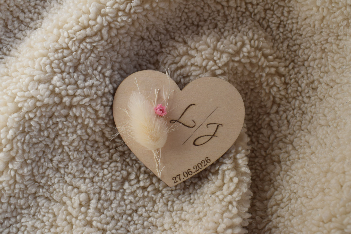 Magnet forme de cœur mariage en bois – personnalisé fleurs séchées