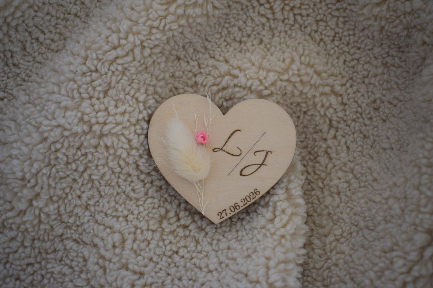 Magnet forme de cœur mariage en bois – personnalisé fleurs séchées