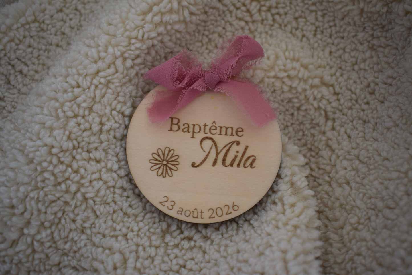 Magnet rond baptême en bois – personnalisé marguerite