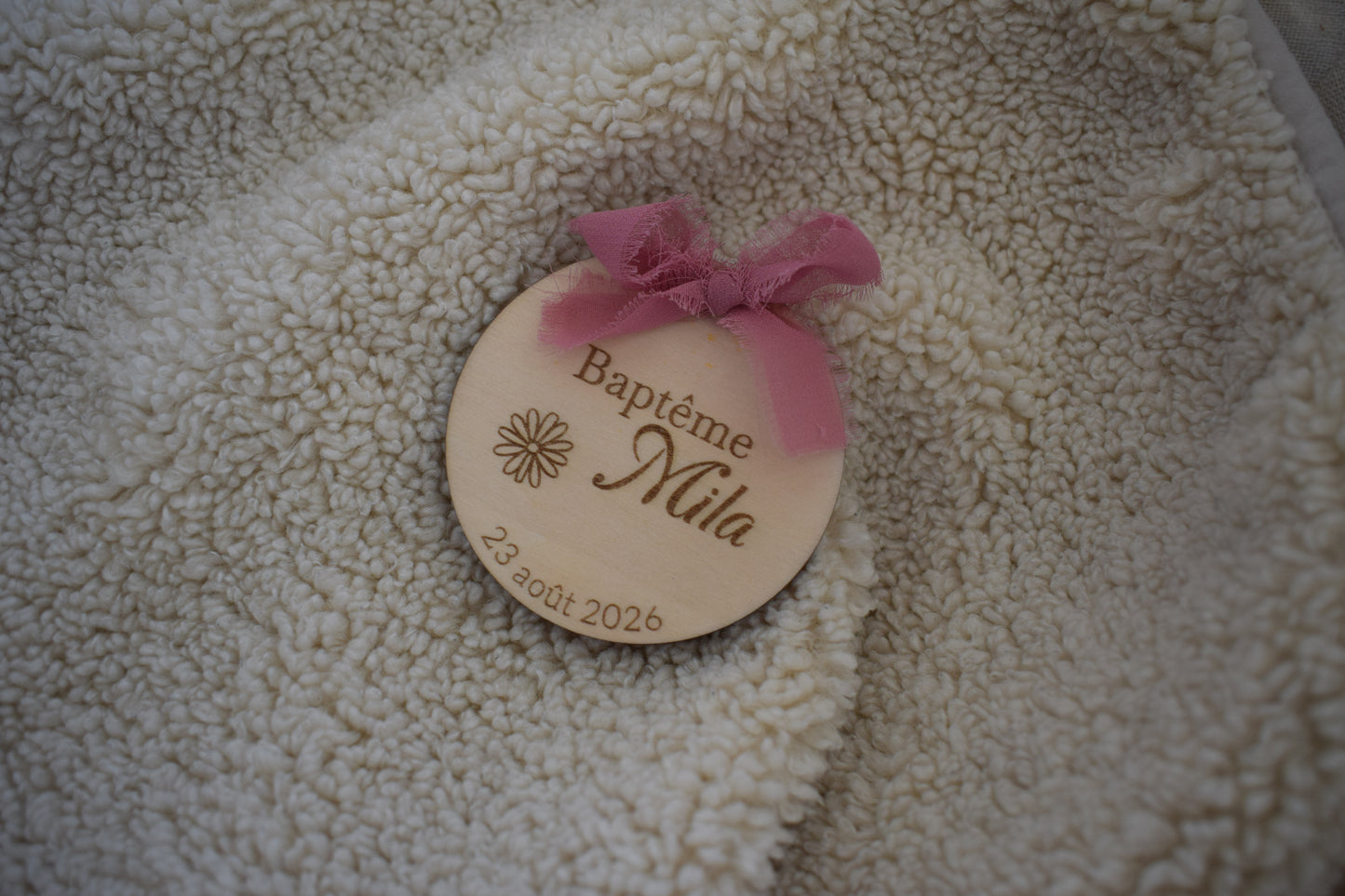 Magnet rond baptême en bois – personnalisé marguerite