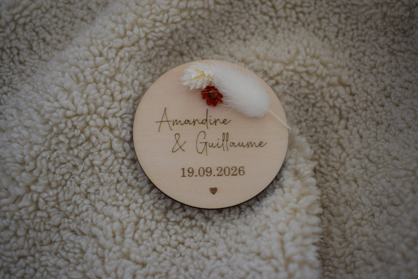 Magnet rond mariage en bois – personnalisé fleurs séchées + coeur