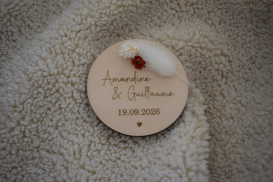 Magnet rond mariage en bois – personnalisé fleurs séchées + coeur