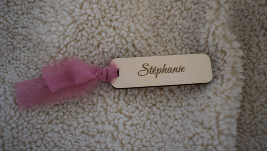 Marque-place en bois gravé personnalisé avec ruban couleurs