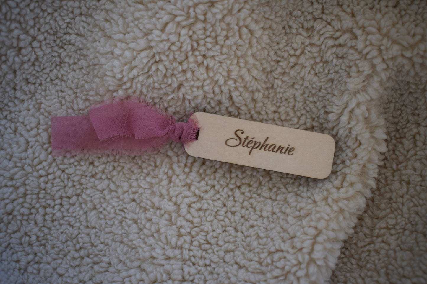 Marque-place en bois gravé personnalisé avec ruban couleurs