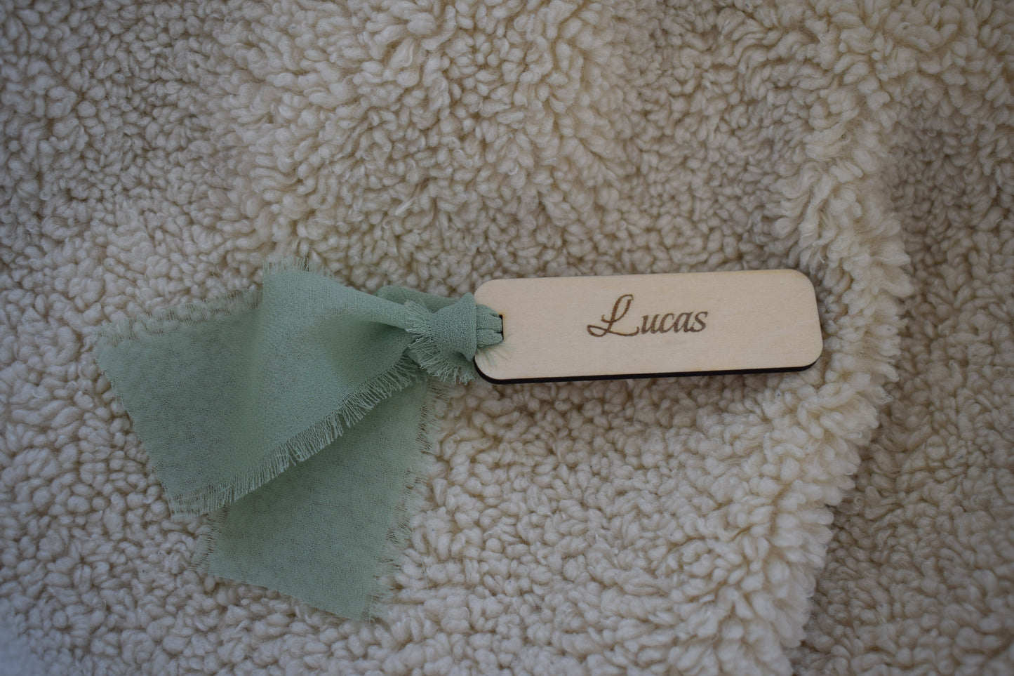 Marque-place en bois gravé personnalisé avec ruban couleurs