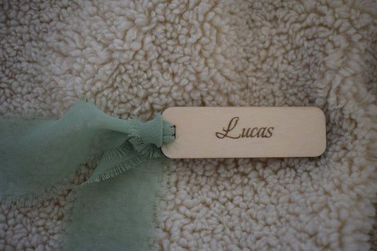 Marque-place en bois gravé personnalisé avec ruban couleurs