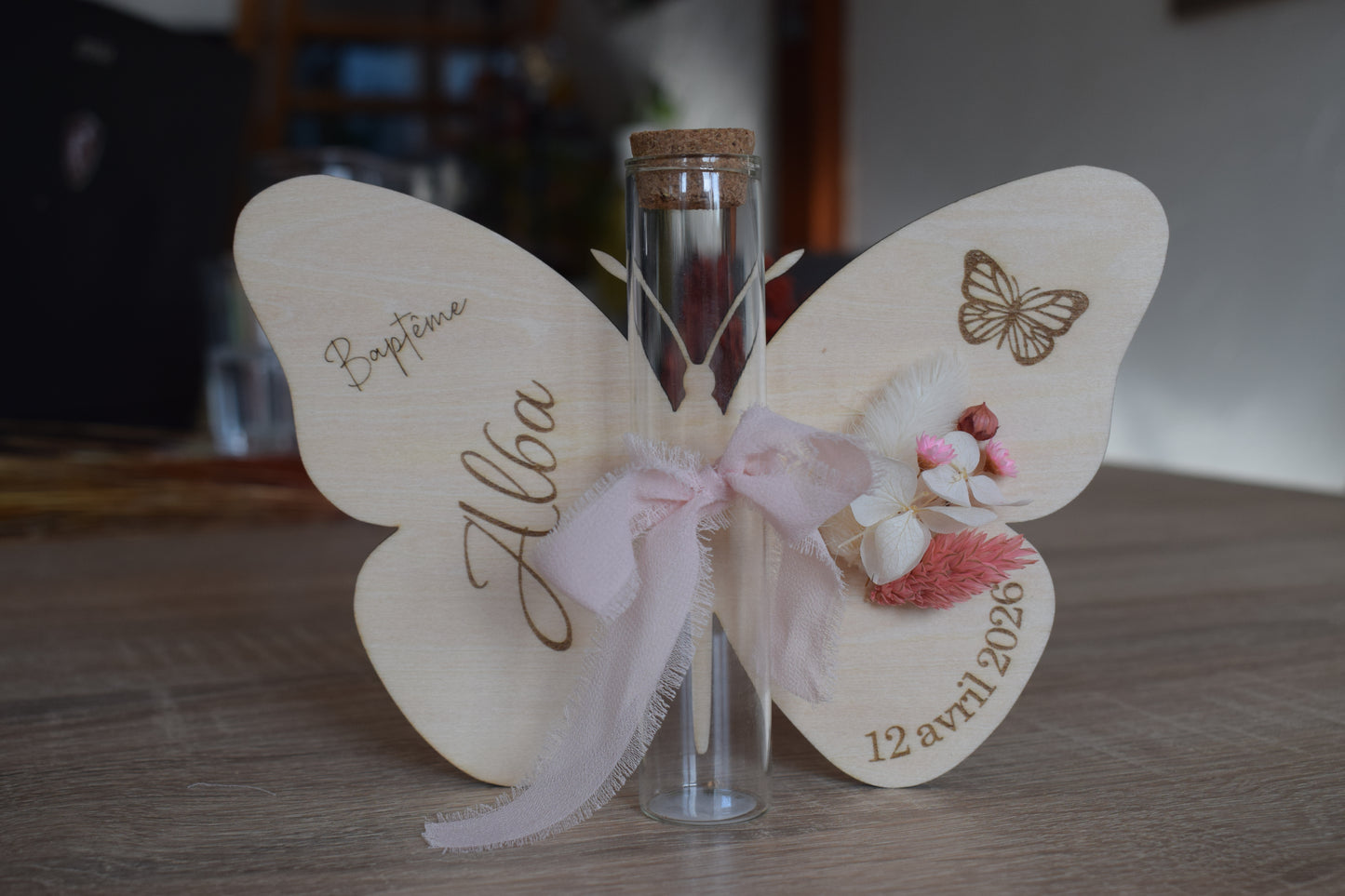 Support de baptême en bois avec fiole et fleurs séchées - personnalisé papillon