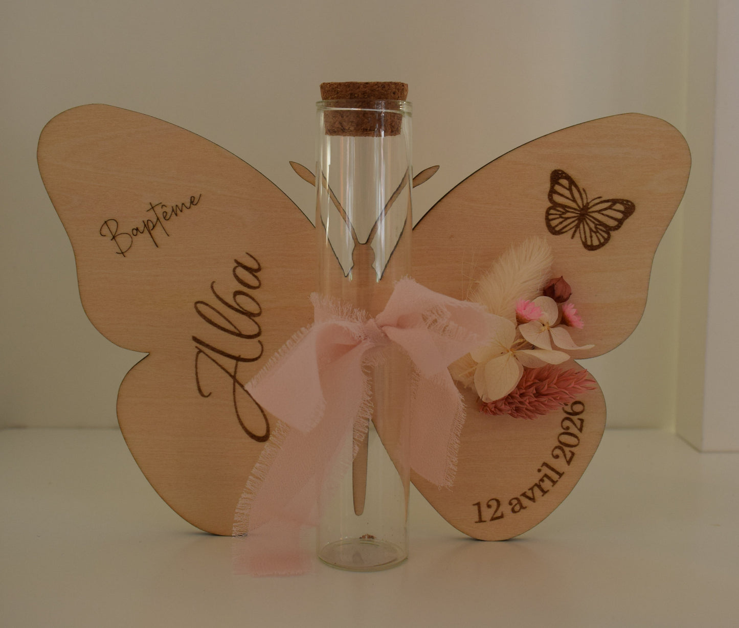 Support de baptême en bois avec fiole et fleurs séchées - personnalisé papillon