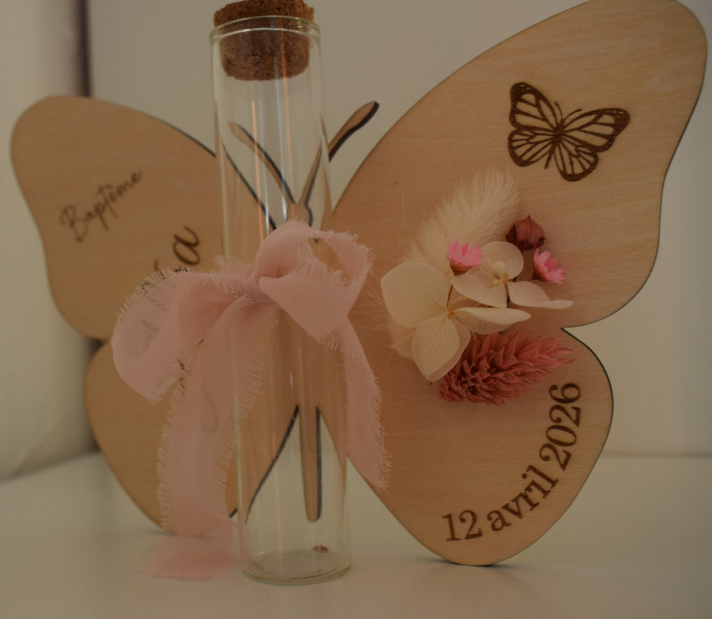 Support de baptême en bois avec fiole et fleurs séchées - personnalisé papillon
