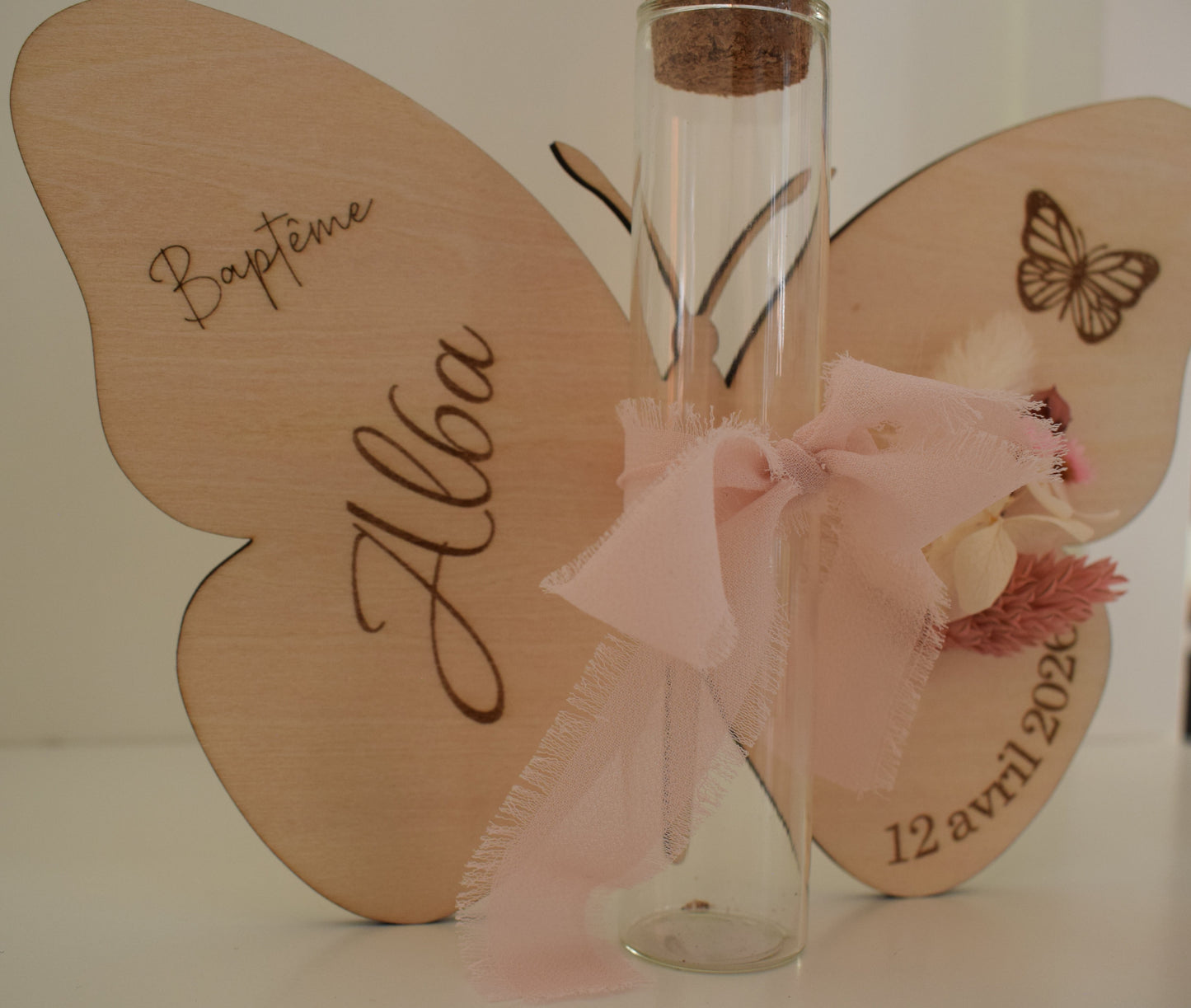Support de baptême en bois avec fiole et fleurs séchées - personnalisé papillon