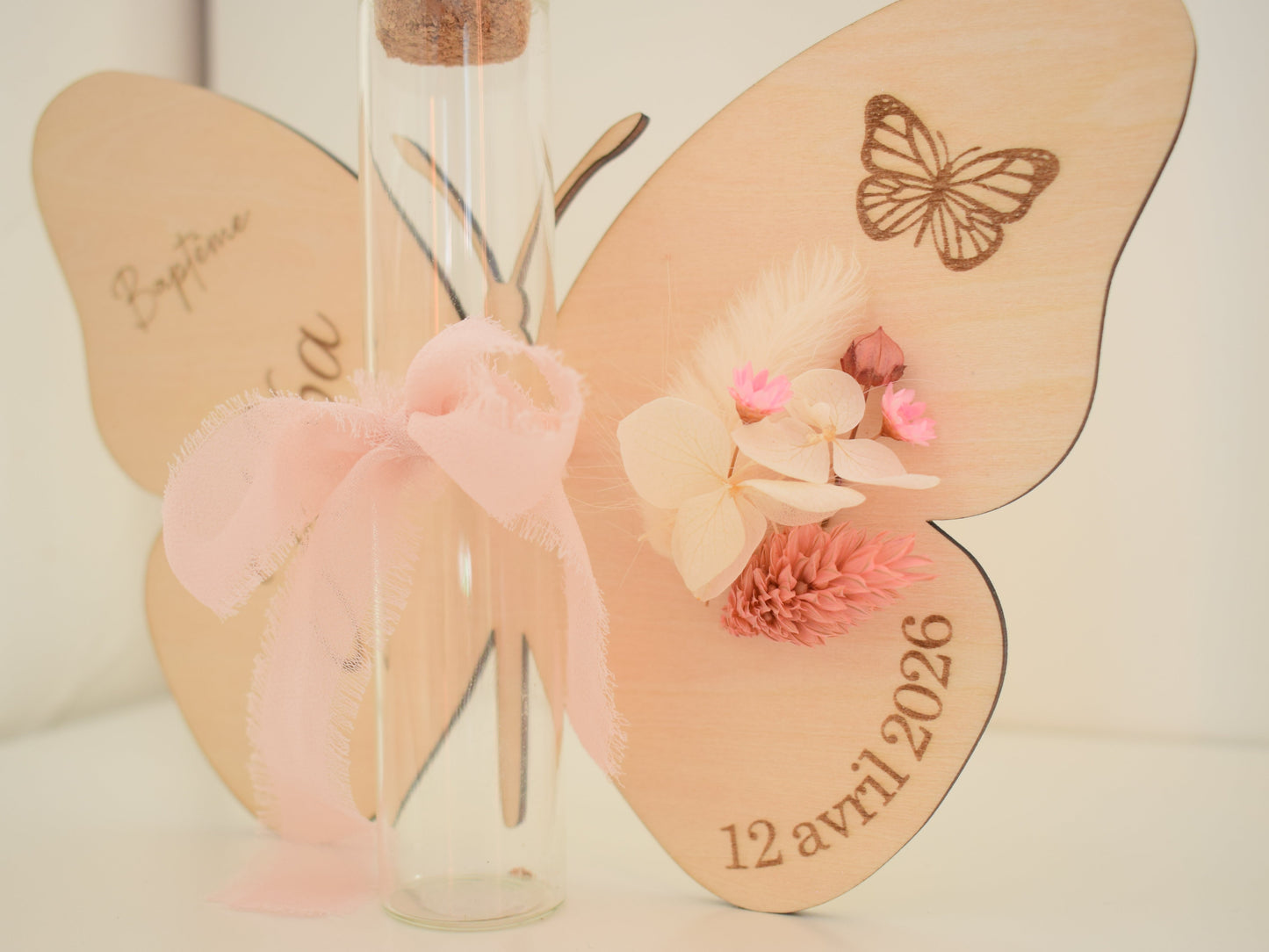 Support de baptême en bois avec fiole et fleurs séchées - personnalisé papillon