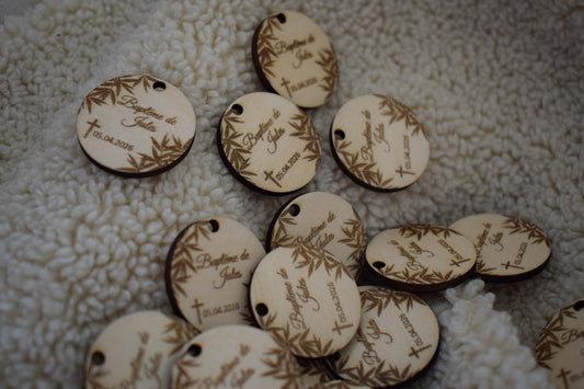 Médaille en bois gravée pour baptême – personnalisée feuilles de bambou