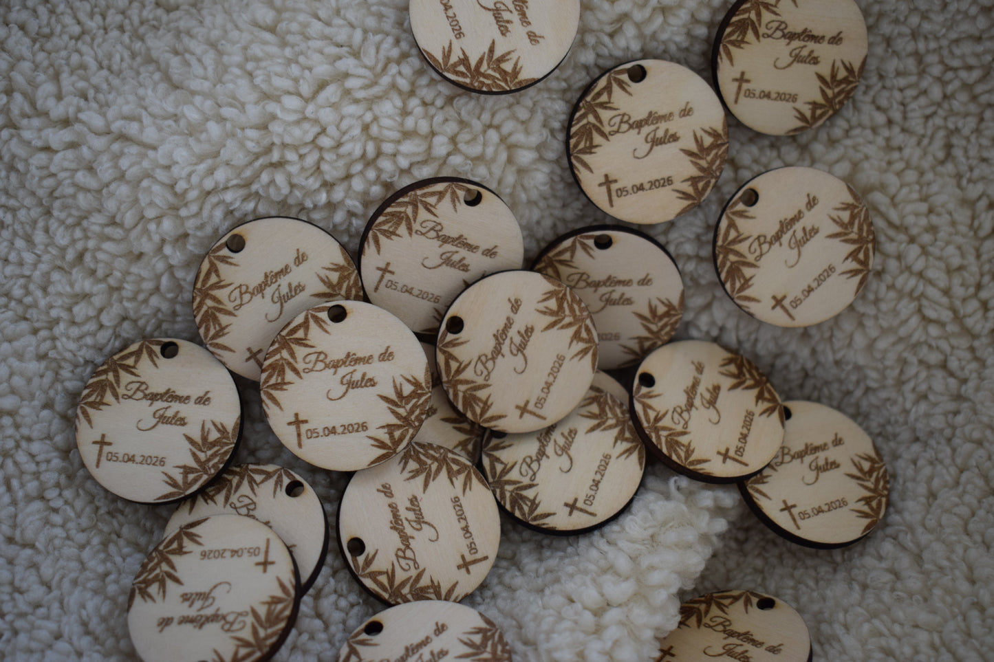 Médaille en bois gravée pour baptême – personnalisée feuilles de bambou