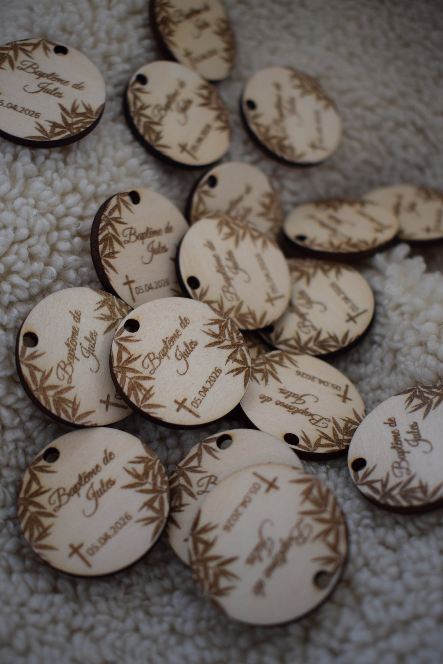 Médaille en bois gravée pour baptême – personnalisée feuilles de bambou