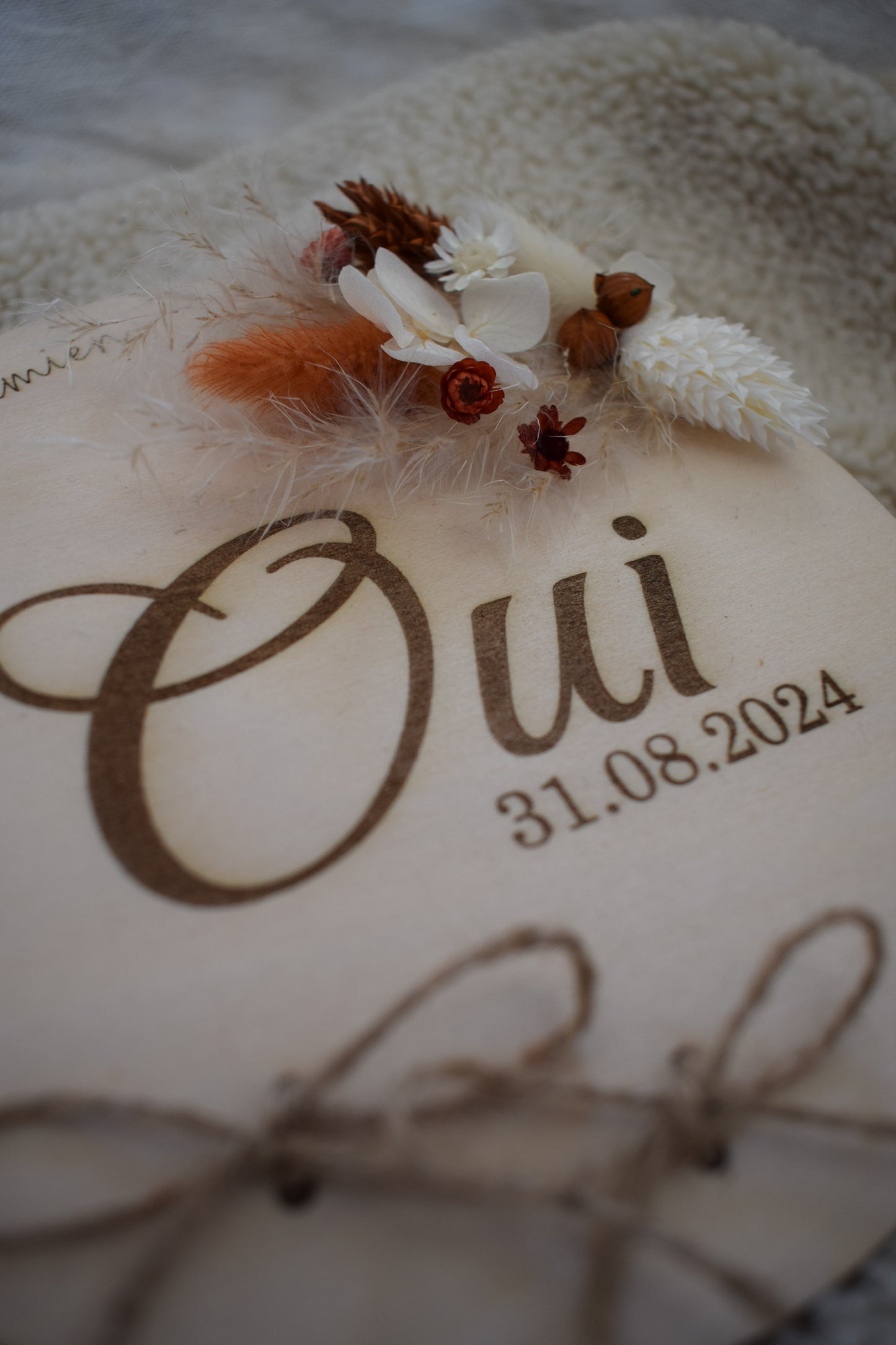 Porte alliances en bois gravé personnalisé – Fleurs séchées Terracotta