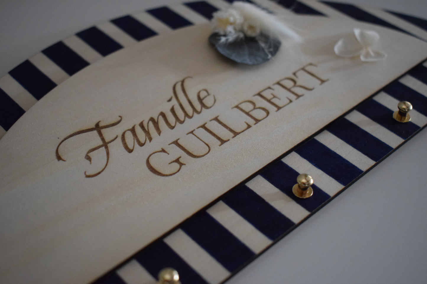 Porte-clés mural personnalisé en bois – Décoration entrée Famille