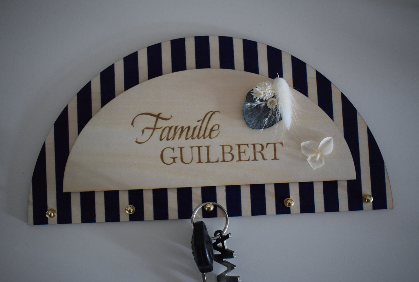 Porte-clés mural personnalisé en bois – Décoration entrée Famille