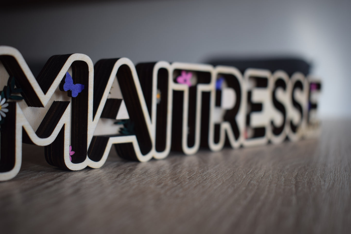 Plaque Prénom en Bois Personnalisée « Maîtresse » – Cadeau Fin d'Année Scolaire Original