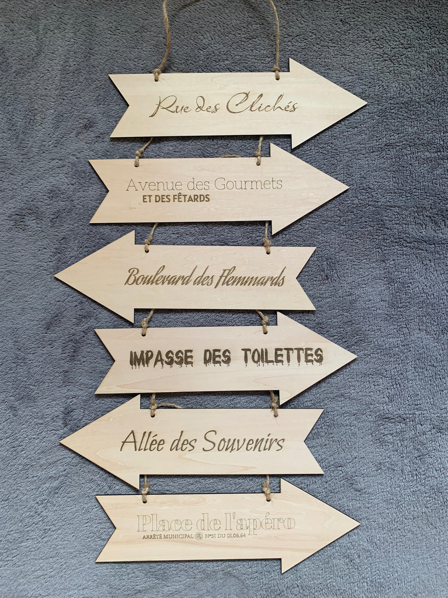 Flèches directionnelles personnalisées, en bois gravés