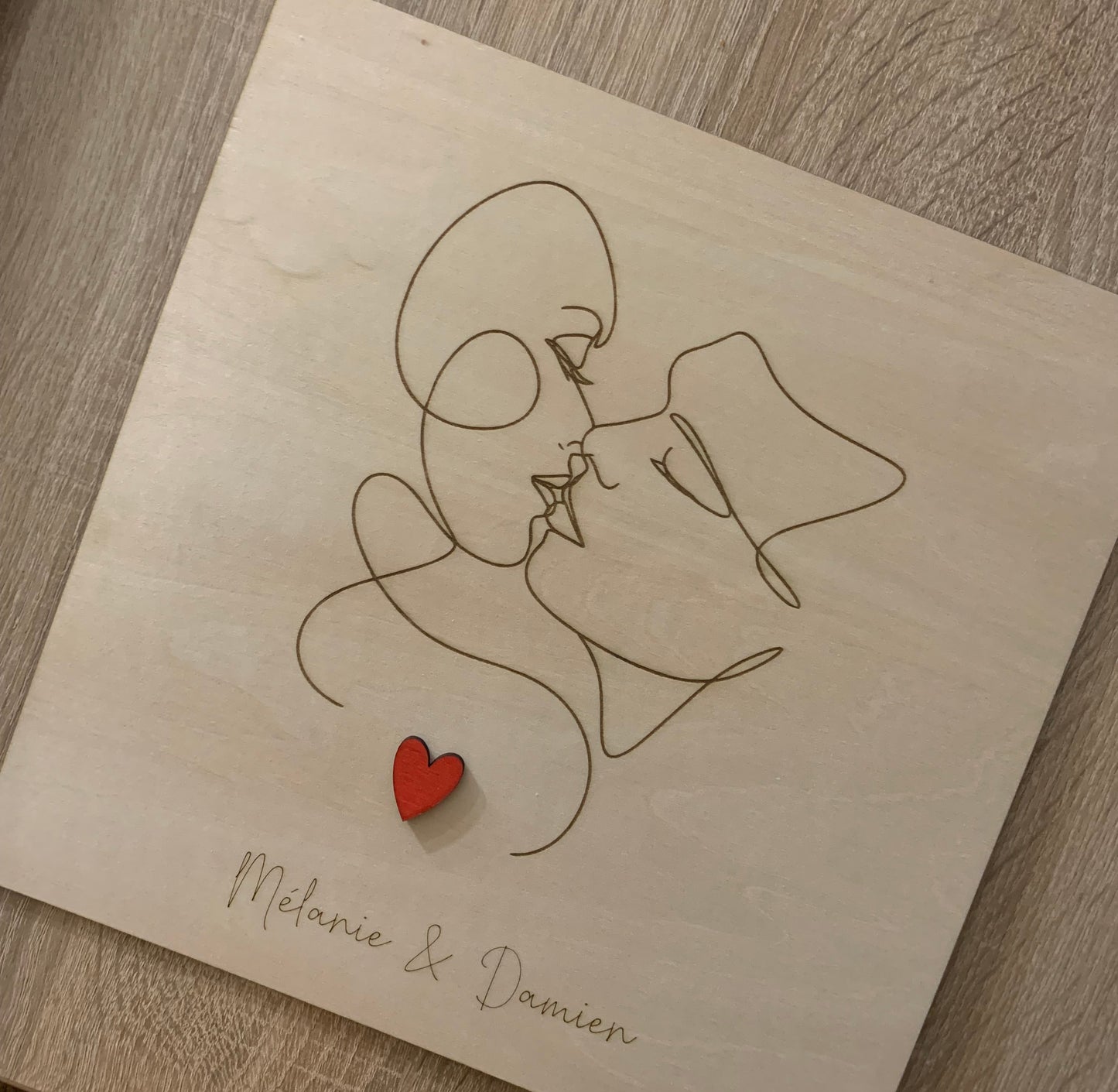 Tableau personnalisé couple – Illustration baiser avec prénoms