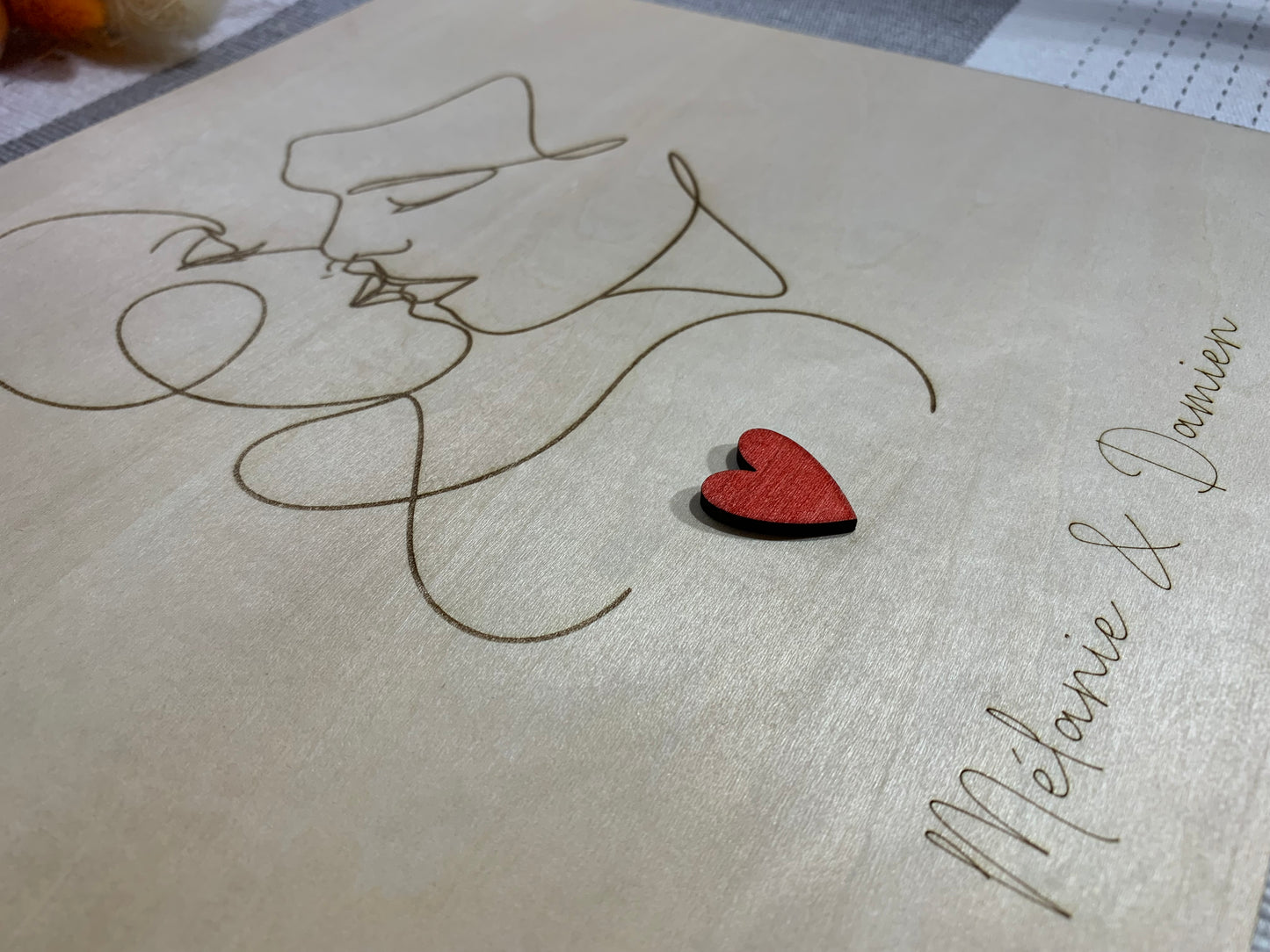 Tableau personnalisé couple – Illustration baiser avec prénoms