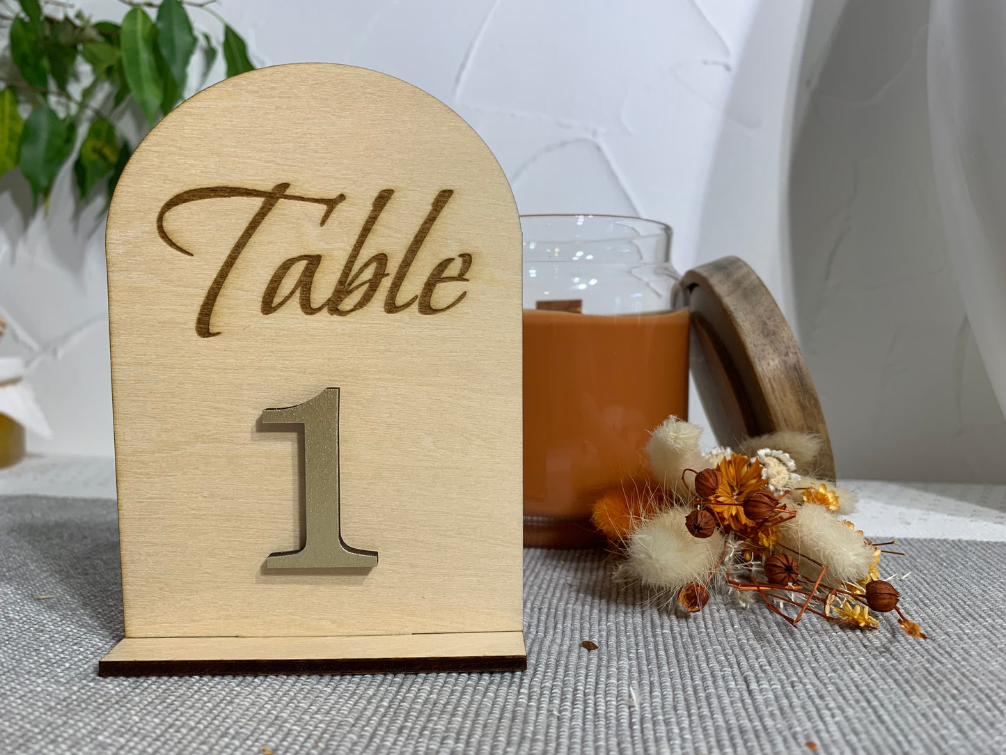 Numéros, Noms de table mariage en bois gravé – Chiffres en couleur personnalisés