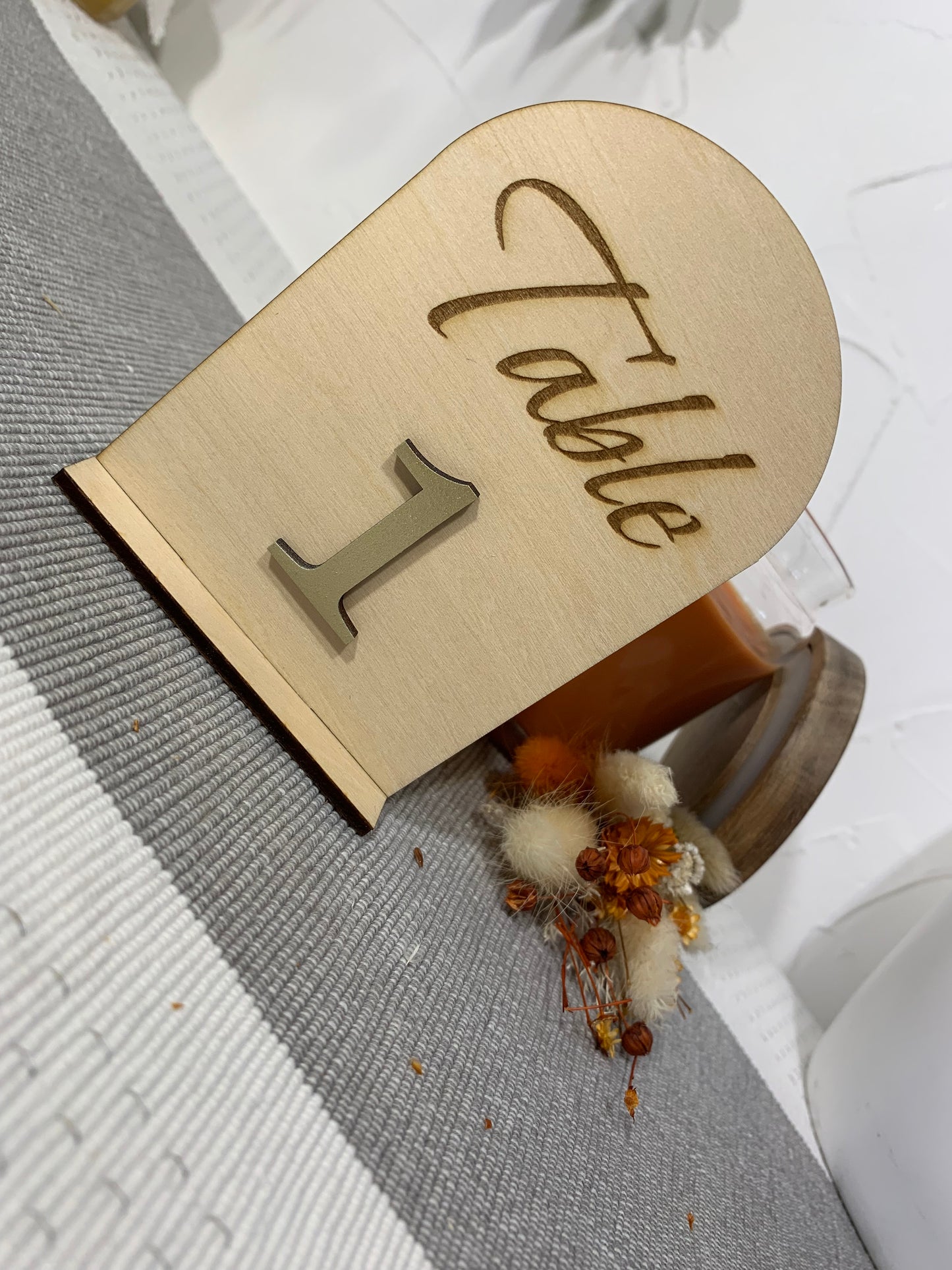 Numéros, Noms de table mariage en bois gravé – Chiffres en couleur personnalisés