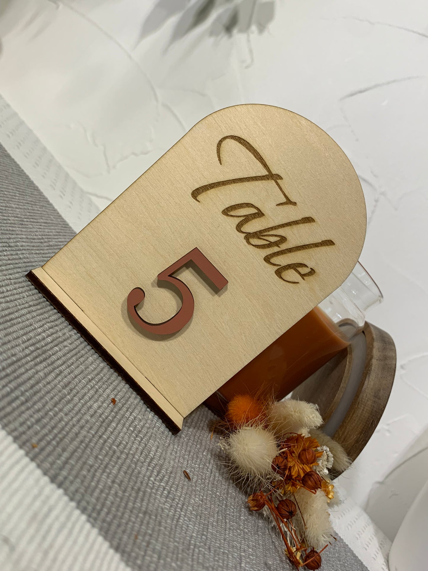 Numéros, Noms de table mariage en bois gravé – Chiffres en couleur personnalisés