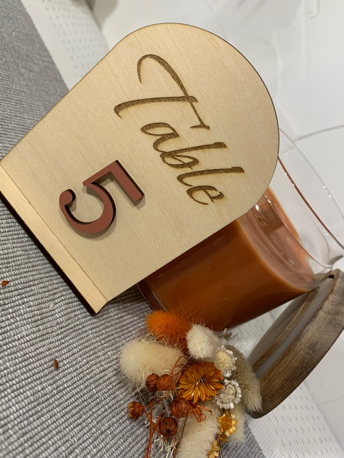 Numéros, Noms de table mariage en bois gravé – Chiffres en couleur personnalisés