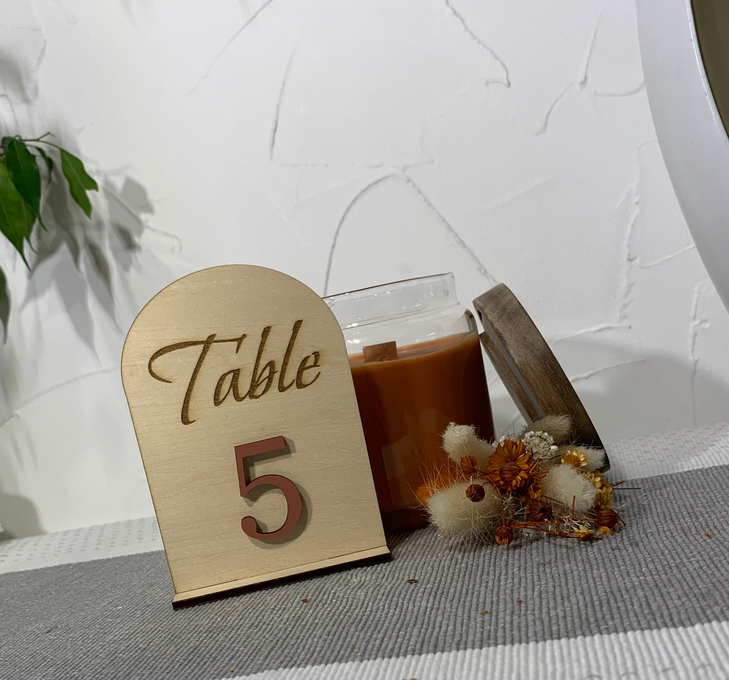 Numéros, Noms de table mariage en bois gravé – Chiffres en couleur personnalisés