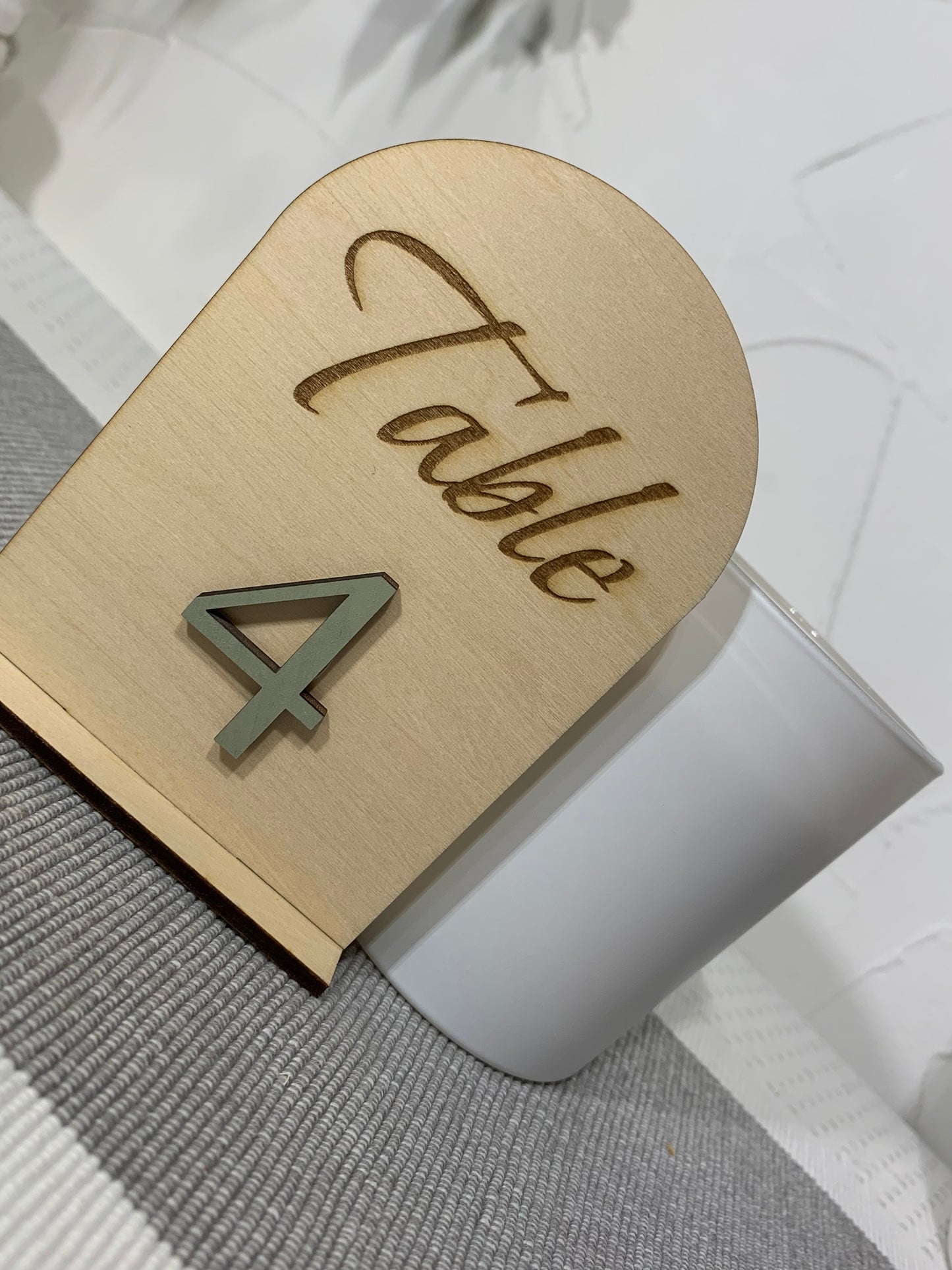 Numéros, Noms de table mariage en bois gravé – Chiffres en couleur personnalisés