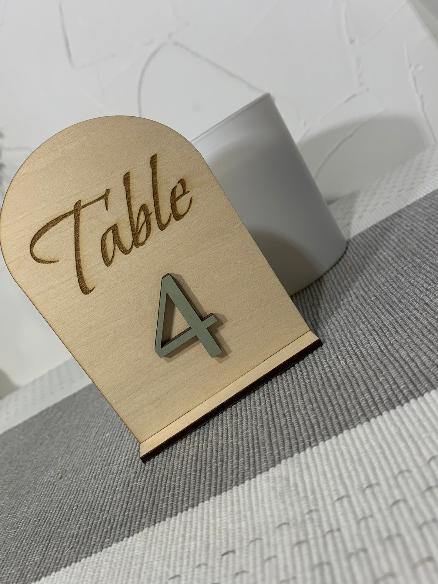 Numéros, Noms de table mariage en bois gravé – Chiffres en couleur personnalisés