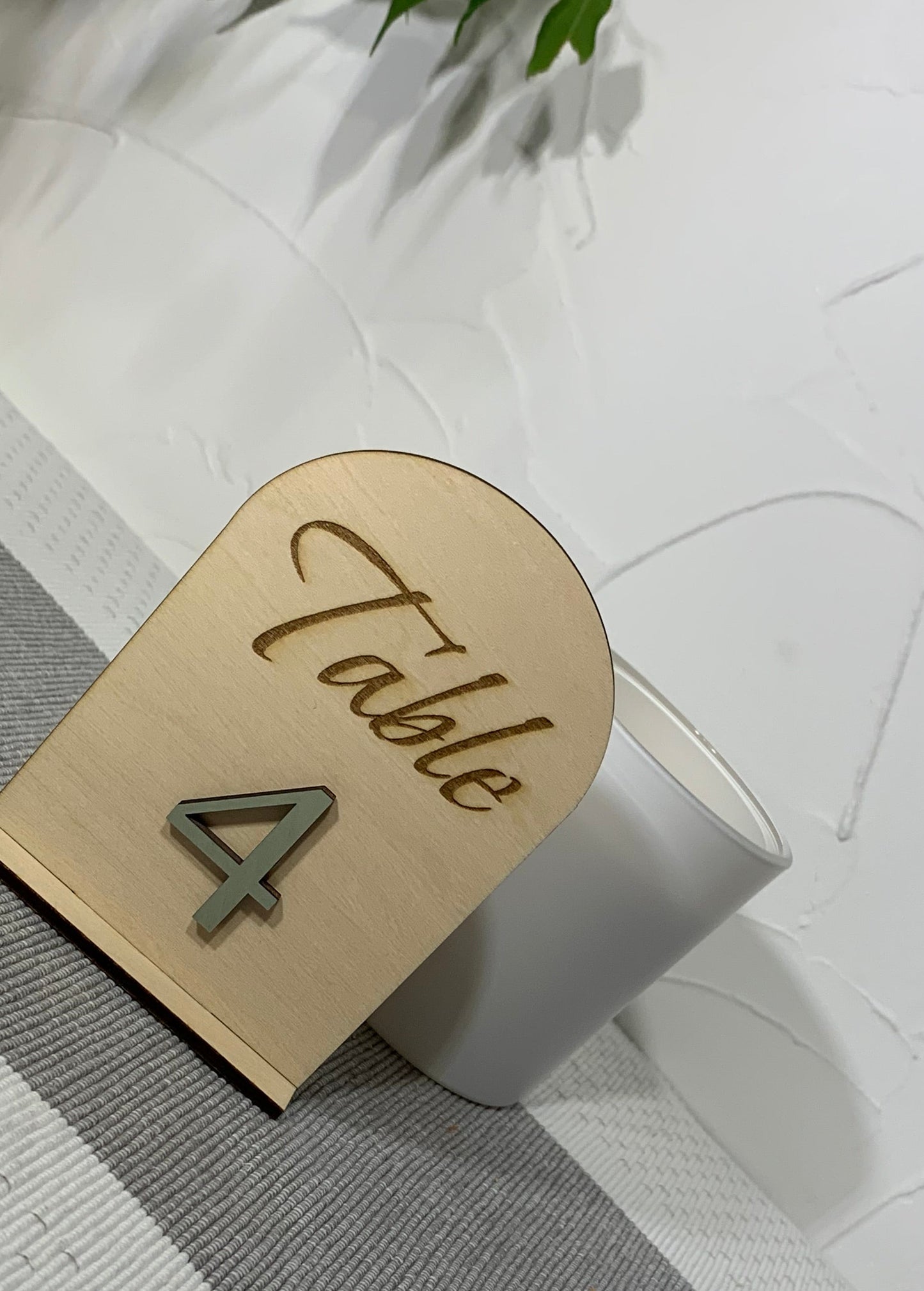 Numéros, Noms de table mariage en bois gravé – Chiffres en couleur personnalisés