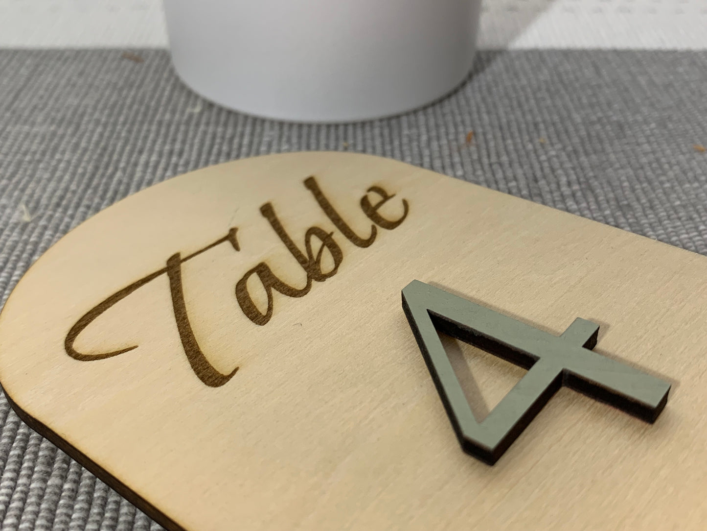 Numéros, Noms de table mariage en bois gravé – Chiffres en couleur personnalisés
