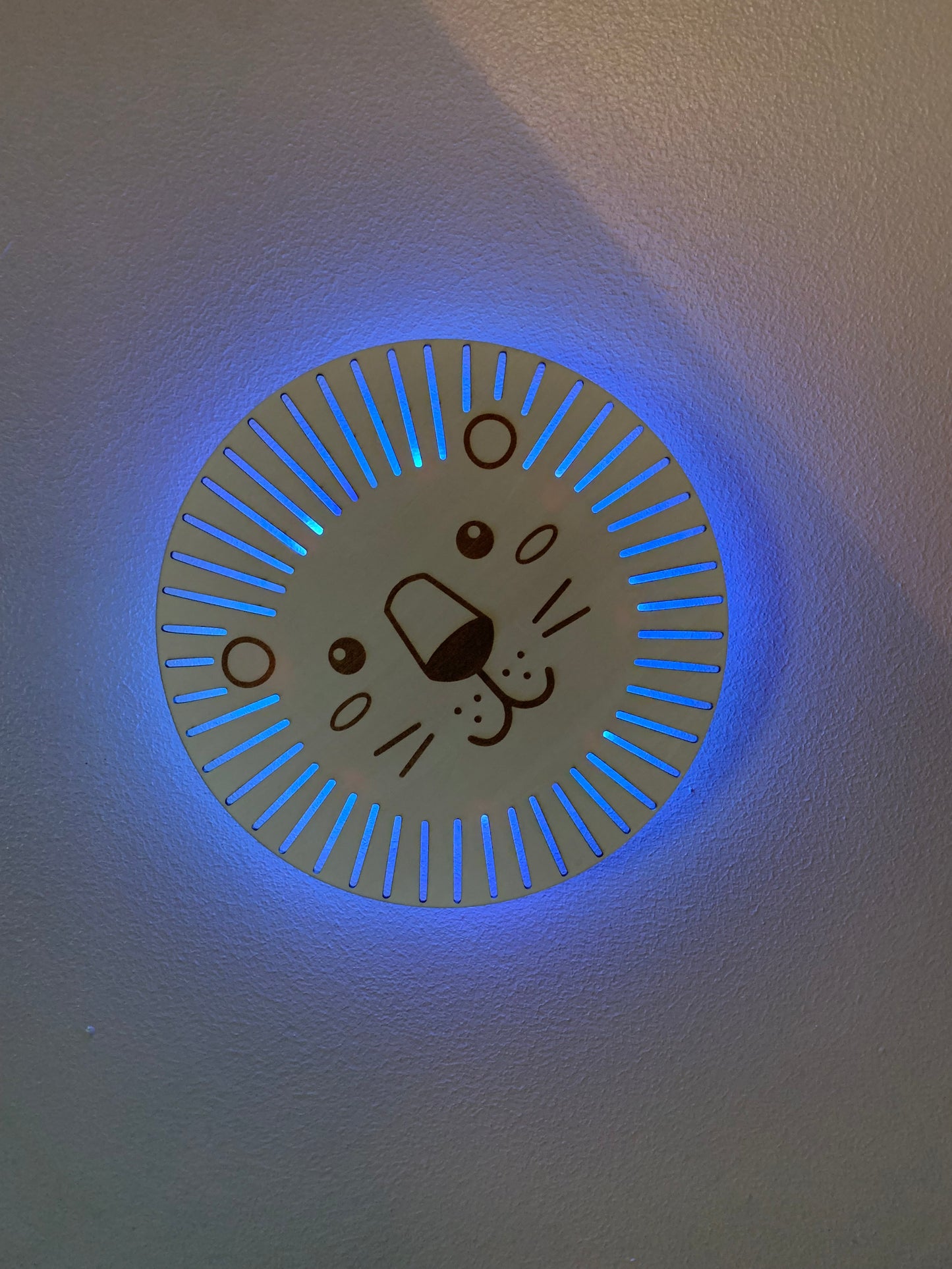 Veilleuse enfant en bois – Lion avec ruban LED et télécommande