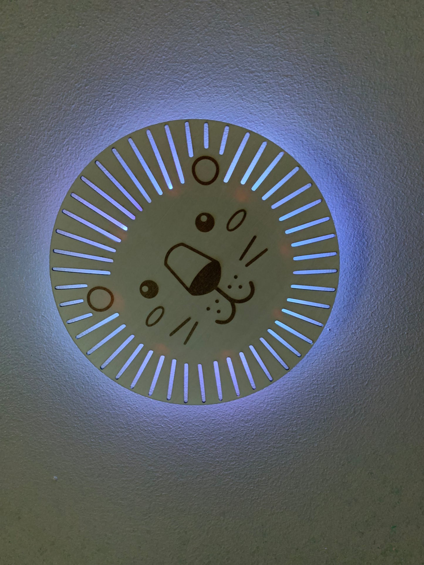 Veilleuse enfant en bois – Lion avec ruban LED et télécommande