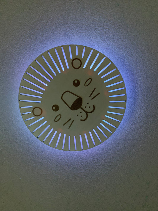 Veilleuse enfant en bois – Lion avec ruban LED et télécommande